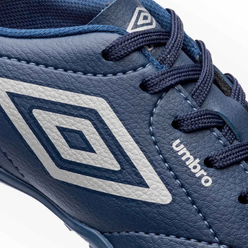 Chuteira infantil Umbro azul marinho e cinza vista lateral com logo e detalhes em branco